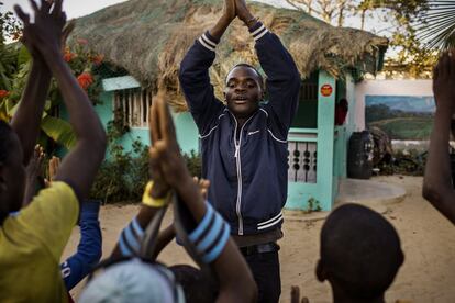 Abdourahmane Soumaré, profesor y animador, juega con los niños en la Casa de la Estación.