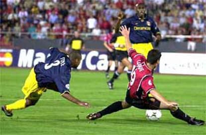 Luque cae derribado por Cole en el penalti que acabaría dando el triunfo al Mallorca al transformarlo Engonga.