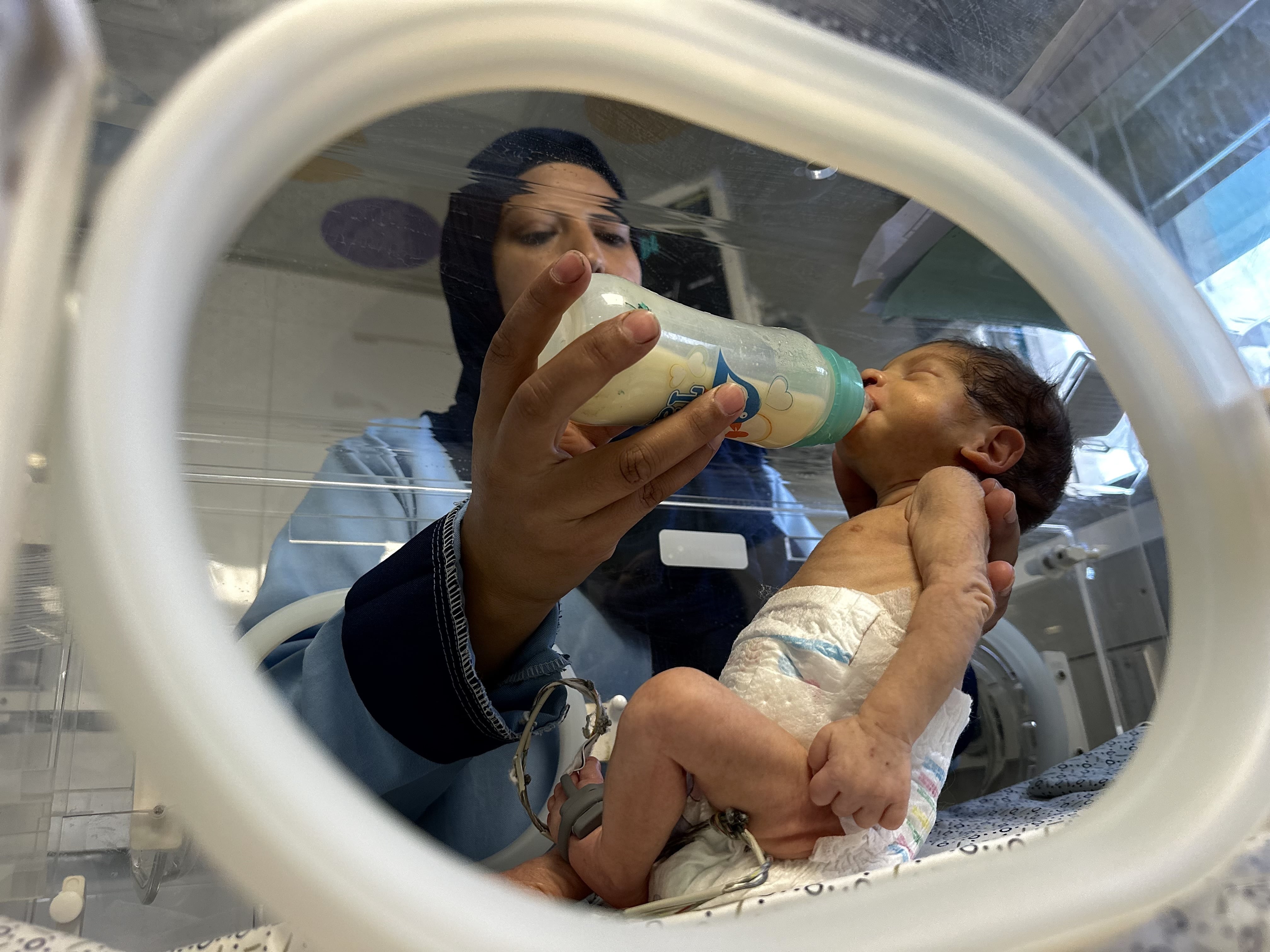Sin leche de fórmula para los bebés de Gaza: “Mi hija grita de hambre y yo lloro con ella”