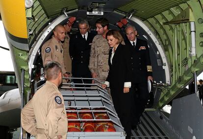 María Dolores de Cospedal, en un momento de la visita del destacamento aéreo español en la base de Sigonella.