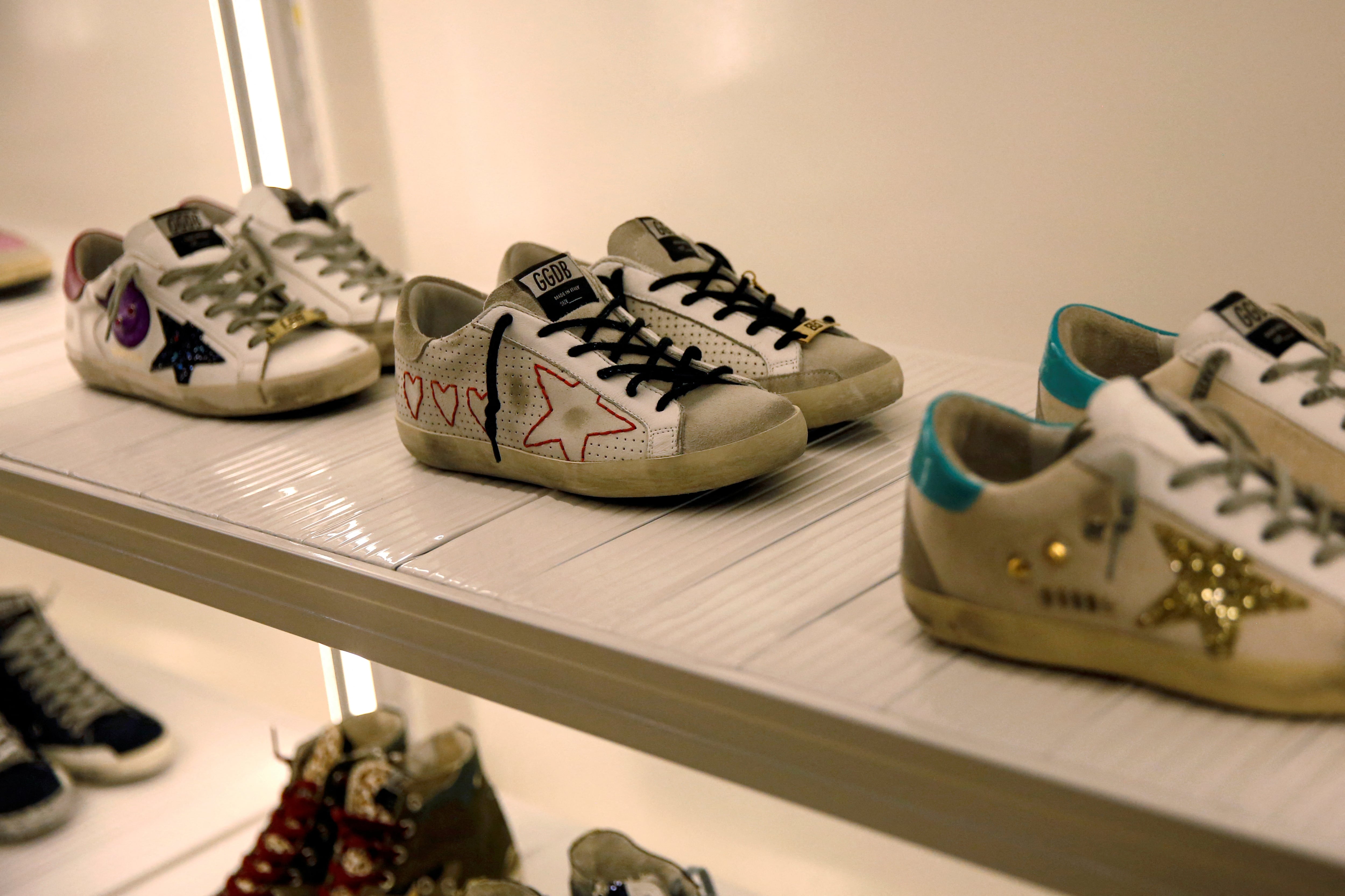 Golden Goose, la marca de zapatillas caras y desgastadas, detiene su salida a Bolsa ante la tormenta política en Francia