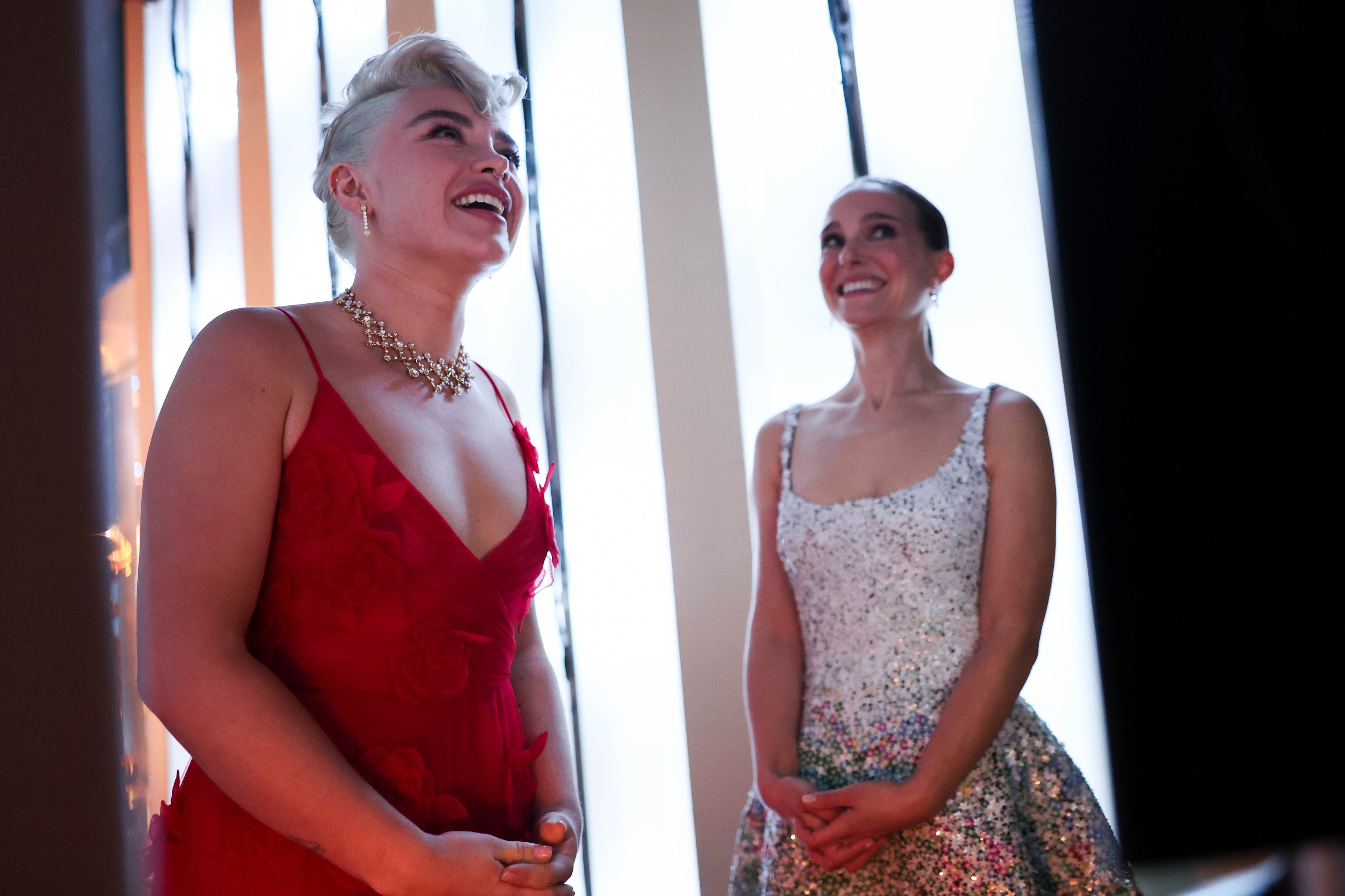 Florence Pugh (izquierda) y Natalie Portman, preparadas tras el escenario para salir a presentar uno de los galardones.