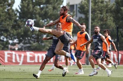 Sergio Ramos, en el entrenamiento de este lunes en Valdebebas.