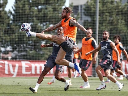 Sergio Ramos, en el entrenamiento de este lunes en Valdebebas.