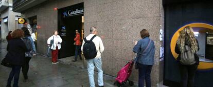 Ambiente en un cajero de la Caixa en Barcelona Foto.