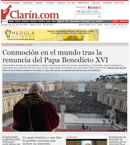 &quot;Conmoci&oacute;n en el mundo tras la renuncia del Papa Benedicto XVI&quot; titula el diario argentino Clar&iacute;n, que abre su edici&oacute;n web con la noticia y una gran foto del pont&iacute;fice ante la plaza de San Pedro. 