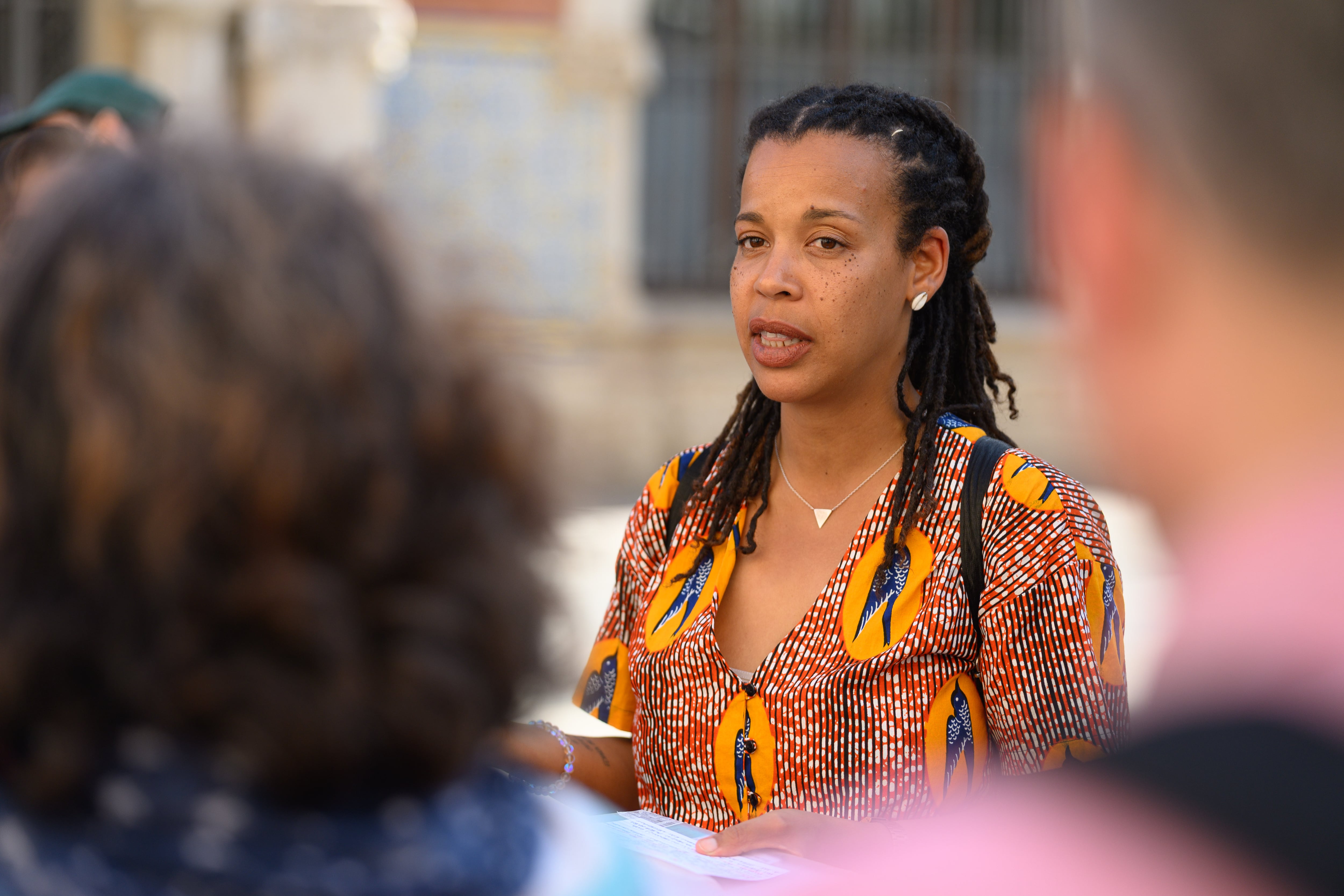 Deborah Ekoka, durante el recorrido que organiza en Valencia, el pasado 30 de abril.