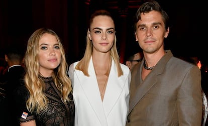 Ashley Benson, Cara Delevingne y Antoni Porowski, en la gala Trevor Live, en Nueva York, el lunes.