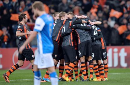 Los jugadores del Shakhtar celebran uno de sus goles.