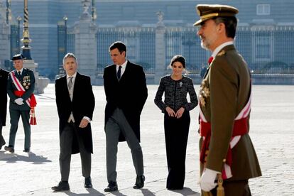 De izquierda a derecha, Fernando Grande Marlaska, ministro del Interior; Pedro Sánchez, presidente del Gobierno, y los Reyes, en la celebración de la Pascua Militar en el Palacio Real.