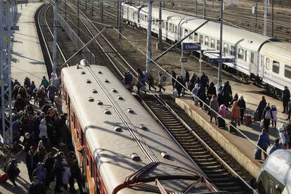 Refugiados ucranios abordan un tren con destino a Lublin, el pasado 11 de marzo en la estación de Chelm, en el este de Polonia.