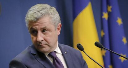 Florin Iordache anuncia su dimisión como ministro de Justicia, este jueves en Bucarest (Rumania).