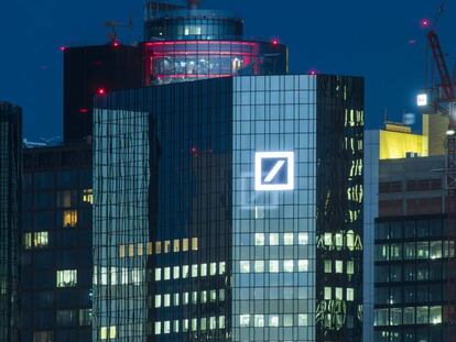 Sedes corporativas de Deutsche Bank y de Commerzbank, en el distrito financiero de Fráncfort, Alemania.