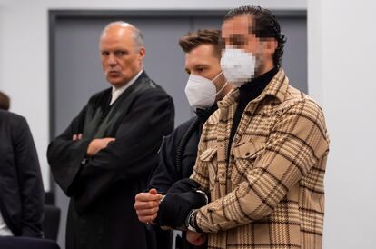 Uno de los acusados del robo de joyas en Dresde, Mohamed Remmo, entrando a la sala donde se juzga el atraco desde este viernes.