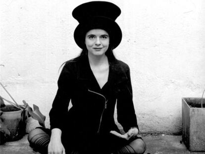 "Puesta a elegir entre una cita a ciegas improbable y ser ingresada en Guantánamo, la narradora de 'Una forma de vida' elige Guantánamo", cuenta Amelie Nothomb.
