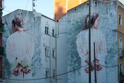 Mural del artista Borondo en el barrio de Tetuán.