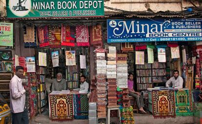 Librerías en un bazar de la ciudad india de Hyderabad.