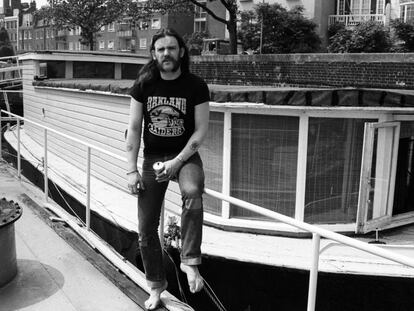 Lemmy, en una imagen de principios de los ochenta. Se han venddio más camisetas con el logo de su grupo, Motörhead, que discos de la banda.