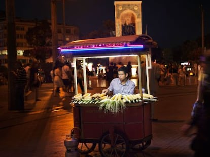 Carrito de mazorcas de maíz en Estambul.