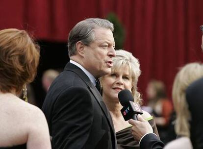 Al Gore, ex vicepresidente de los EE UU durante el Gobierno de Bill Clinton, acompañado por su esposa Tipper charla con los medios de comunicación congregados en la alfombra roja, cuando el documental en el que participaba, <i>Una verdad incómoda</i>, que alerta sobre el cambio climático, fue nominado a los Oscar.