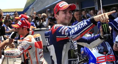 Lorenzo celebra su pole ante Pedrosa.