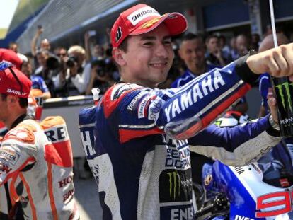 Lorenzo celebra su pole ante Pedrosa. 