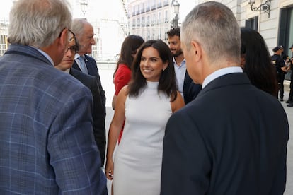 Pepa Millán, con otros diputados este miércoles en el Congreso.