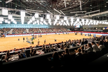 Pista central de la pasada edición de Ifema Madrid Horse Week con algunas de las mesas vip en la grada más cercana a la arena.