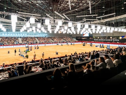 Pista central de la pasada edición de Ifema Madrid Horse Week con algunas de las mesas vip en la grada más cercana a la arena.