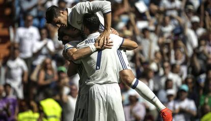 Morata celebra un gol con Bale y Cristiano.