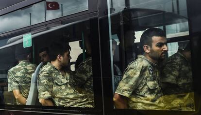 Militars turcs detinguts, aquest dimecres en l'arribada a un jutjat a Istanbul.