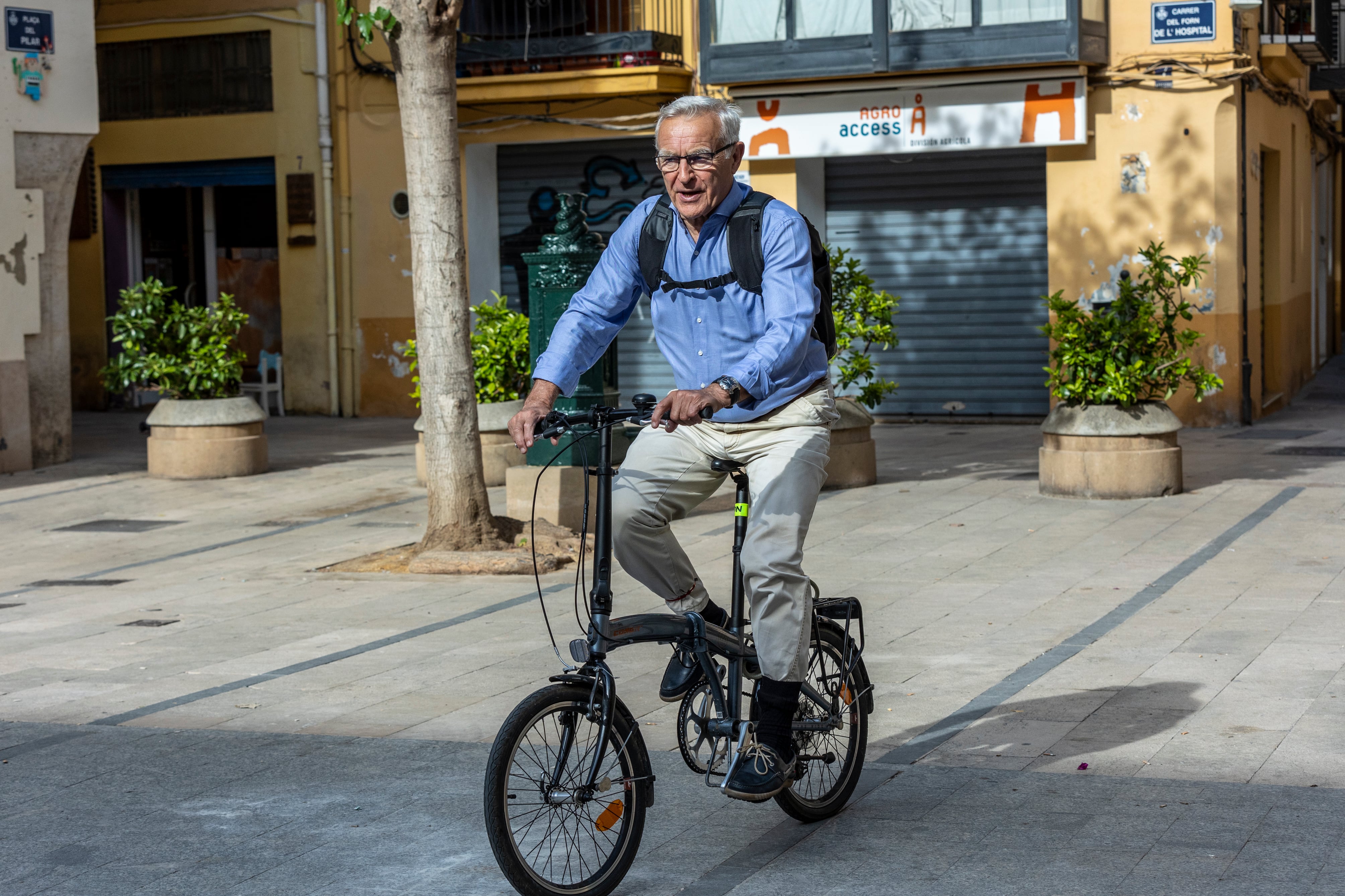 Joan Ribó, en bicicleta en Valencia en 2023.