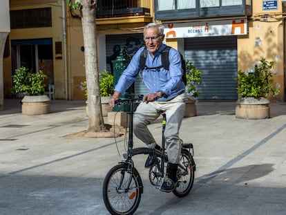 Joan Ribó, entonces alcalde de Valencia en funciones, dos días después de las pasadas elecciones del 28-M, en bicicleta.