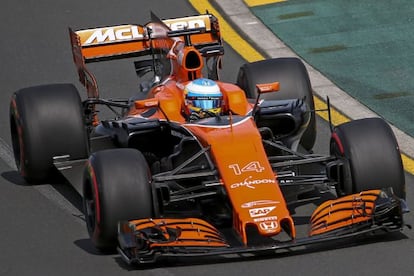 MLB78 MELBOURNE (AUSTRALIA) 24/03/2017.- El piloto español de Fórmula Uno Fernando Alonso, de McLaren, dirige su monoplaza durante la sesión de entrenamientos libres celebrada en el circuito de Albert Park hoy, 24 de marzo de 2017, en preparación para el Gran Premio de Australia. EFE/Diego Azubel