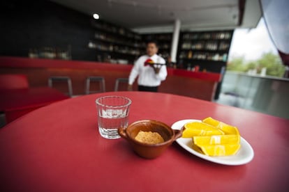 El Museo del Tequila y El Mezcal exhibe la cultura del tequila y el mezcal a través de diversas actividades en la Plaza Garibaldi. En la imagen una copa de mezcal junto con sal de gusano y naranja.