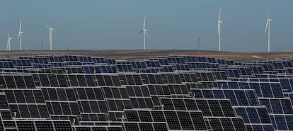 Paneles fotovoltaicos y turbinas eólicas