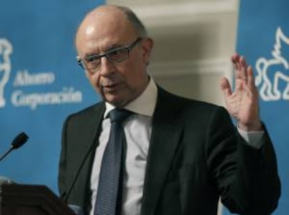 El ministro de Hacienda y Administraciones Públicas, Cristóbal Montoro, durante su intervención en un almuerzo de Ahorro Corporación celebrado hoy en Madrid.