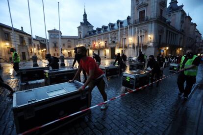 Varias personas han acompañado bajo la lluvia de Madrid a los manifestantes que arrastraban las cajas como si fuera una penitencia. También les servía para medir la distancia de seguridad.