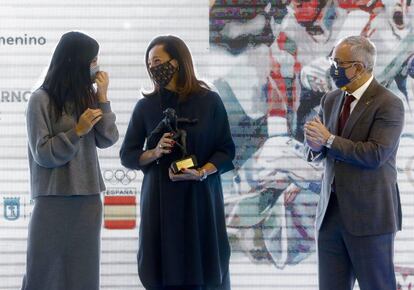 El Ayuntamiento de Madrid ha inaugurado una exposición de retratos al óleo en el centro deportivo municipal Miguel Guillén Prim. Rinde homenaje a las 18 mujeres deportistas de la capital que han sido medallistas en los Juegos Olímpicos.