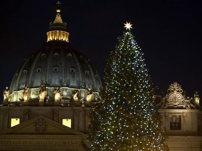 En la plaza de San Pedro del Vaticano se ha encendido un abeto de 25 metros de altura. 