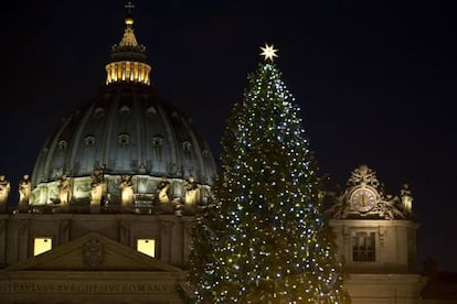 En la plaza de San Pedro del Vaticano se ha encendido un abeto de 25 metros de altura. 