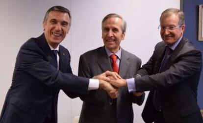Francisco Gracia, vicepresidente del REC; Leandro Cañibano, presidente de AECA; y Antonio Fornieles, presidente del REC