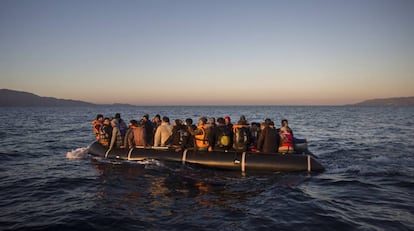 Refugiados sírios se aproximam de ilha grega.