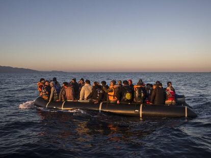 Refugiados sírios se aproximam de ilha grega.