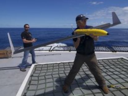 Un tripulante del Steve Irwin lanza el avión no tripulado, el pasado 24 de diciembre en la costa occidental de Australia.