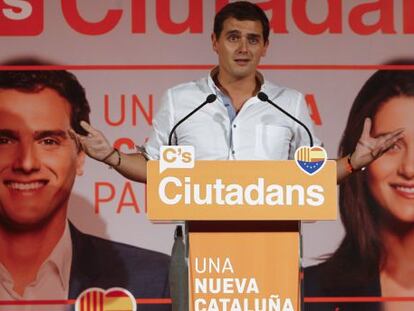 Albert Rivera, ante un cartel electoral con su foto y la de Arrimadas. 