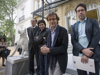 Los cuatros miembros del jurado, ayer en la entrada principal del Palacio de Aiete, en San Sebastián. De izquierda a derecha, Emilio Cassinello, Danuta Glondys, Manfred Gaulhofer y Jordi Pascual Ruiz.