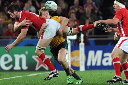 El jugador galés Ryan Jones es placado por el australiano James O'Connor.