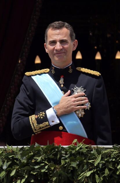 El rey Felipe VI se pone la mano en el pecho en señal de respeto en el balcón del Palacio Real.