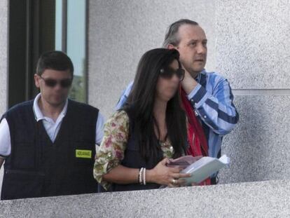 Dos agentes de aduanas entran en los juzgados con el empresario Jorge Dorribo (derecha de la imagen). / PEDRO AGRELO